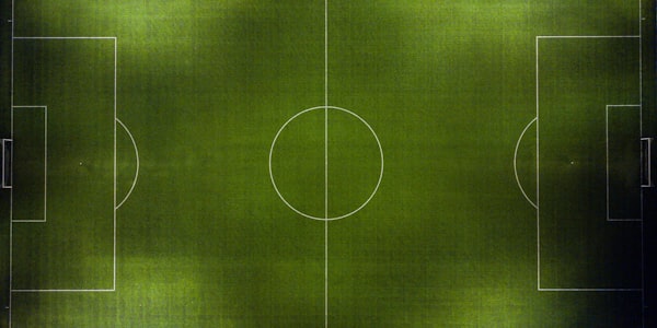 象征信任与品牌的握手合作场景