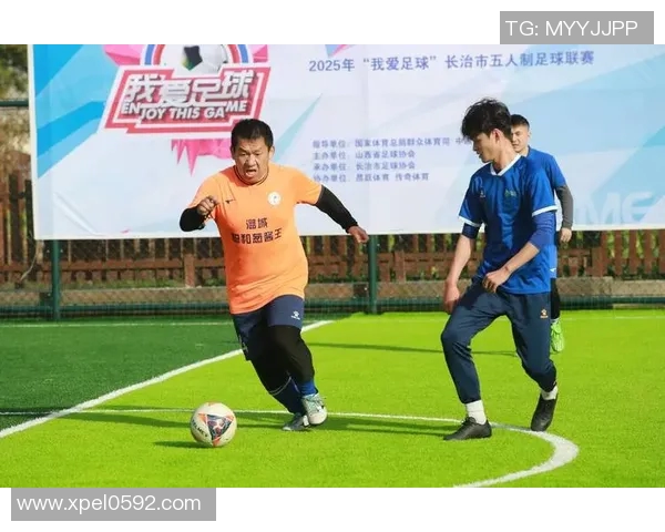 个子较高的足球明星如何在赛场上展现独特优势与风采