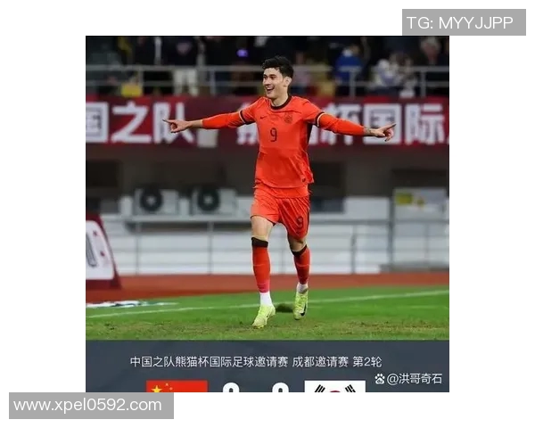中国足球明星在比赛中意外断球引发热议球迷和媒体反应不一